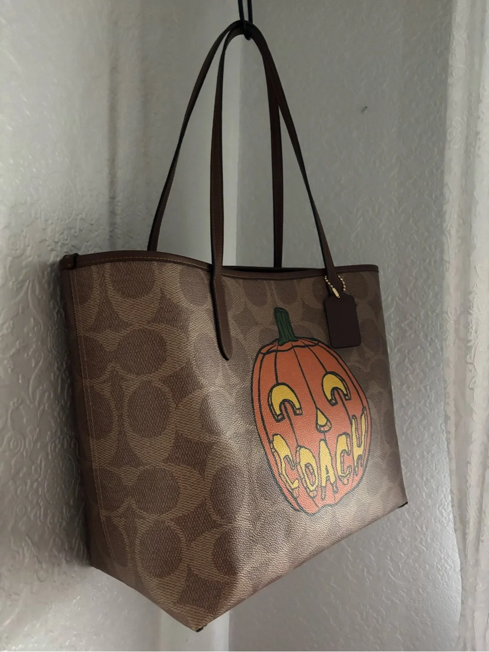 Coach City Tote Bag in Signature Canvas with collectible  Halloween pumpkin NEW